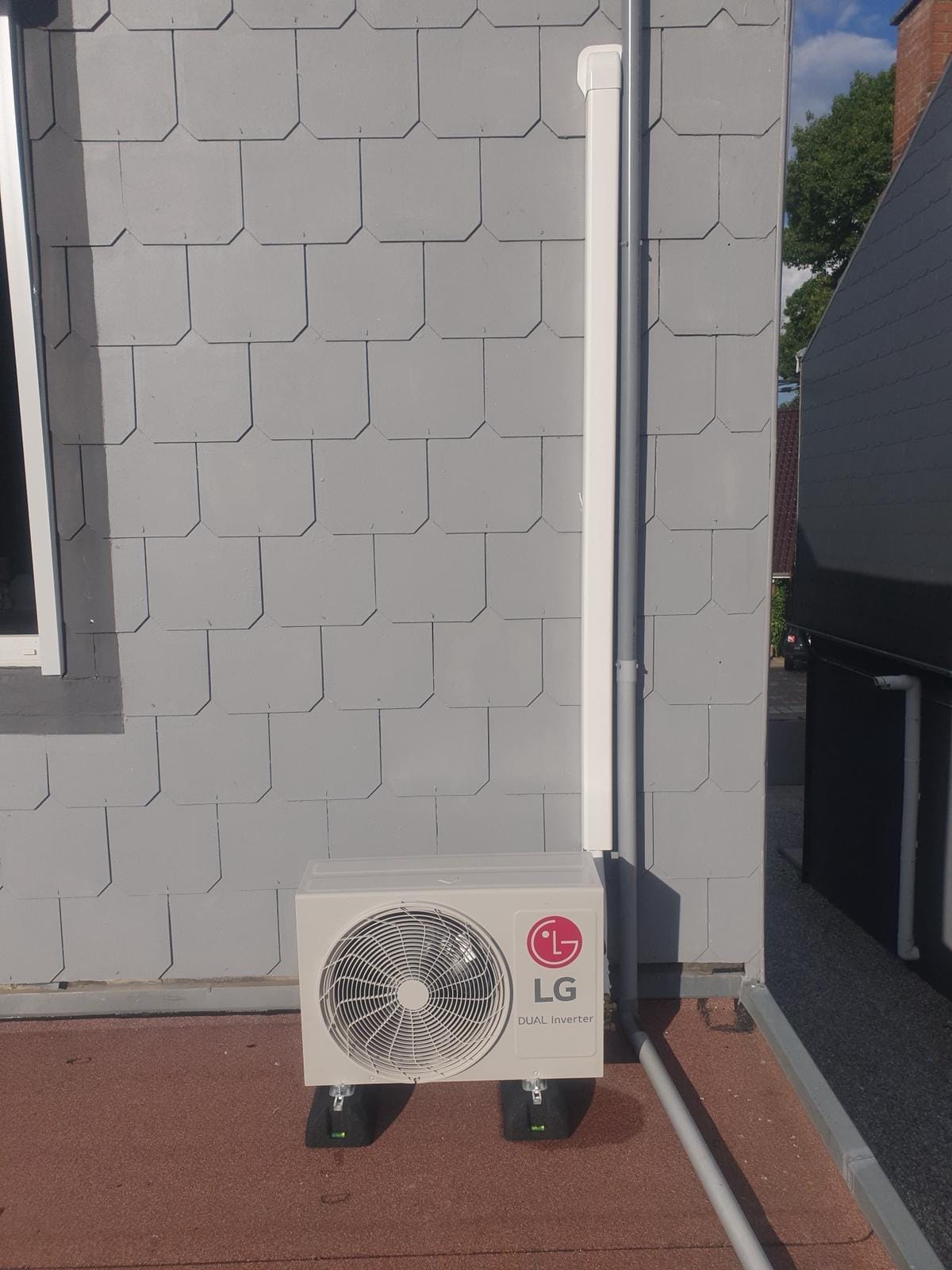 Détail unité extérieure LG sur supports