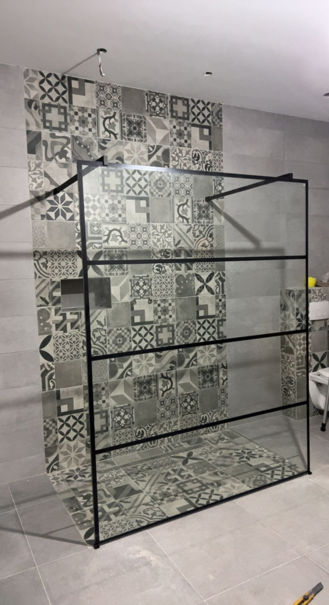 Paroi de douche et revêtement décoratif